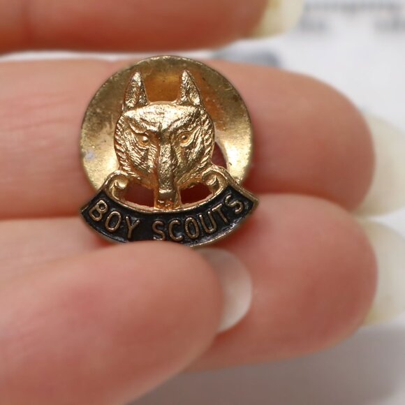 Vintage Boy Scouts Buttonhole Pin Scully Montreal Gold Metal Wolf - Picture 3 of 7